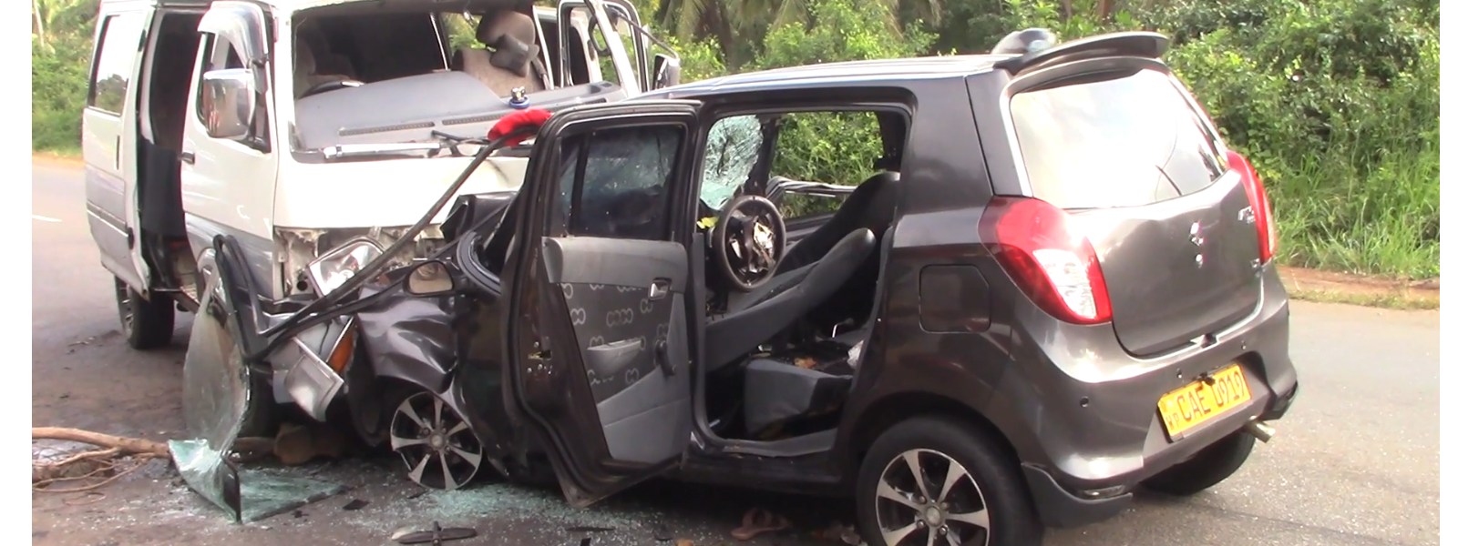 මුන්දලමේ බිහිසුණු අනතුරක්.. තිදෙනෙකු මරුට..